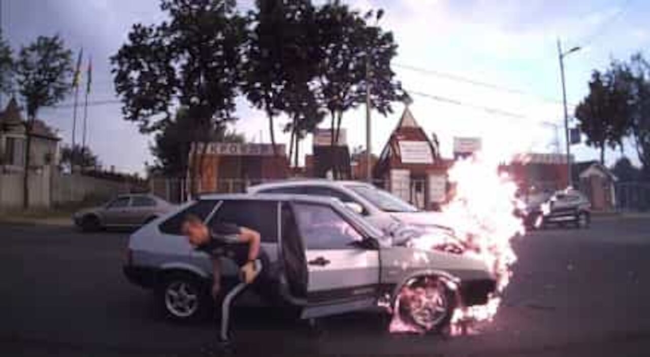 Carro pega fogo após acidente na Ucrânia
