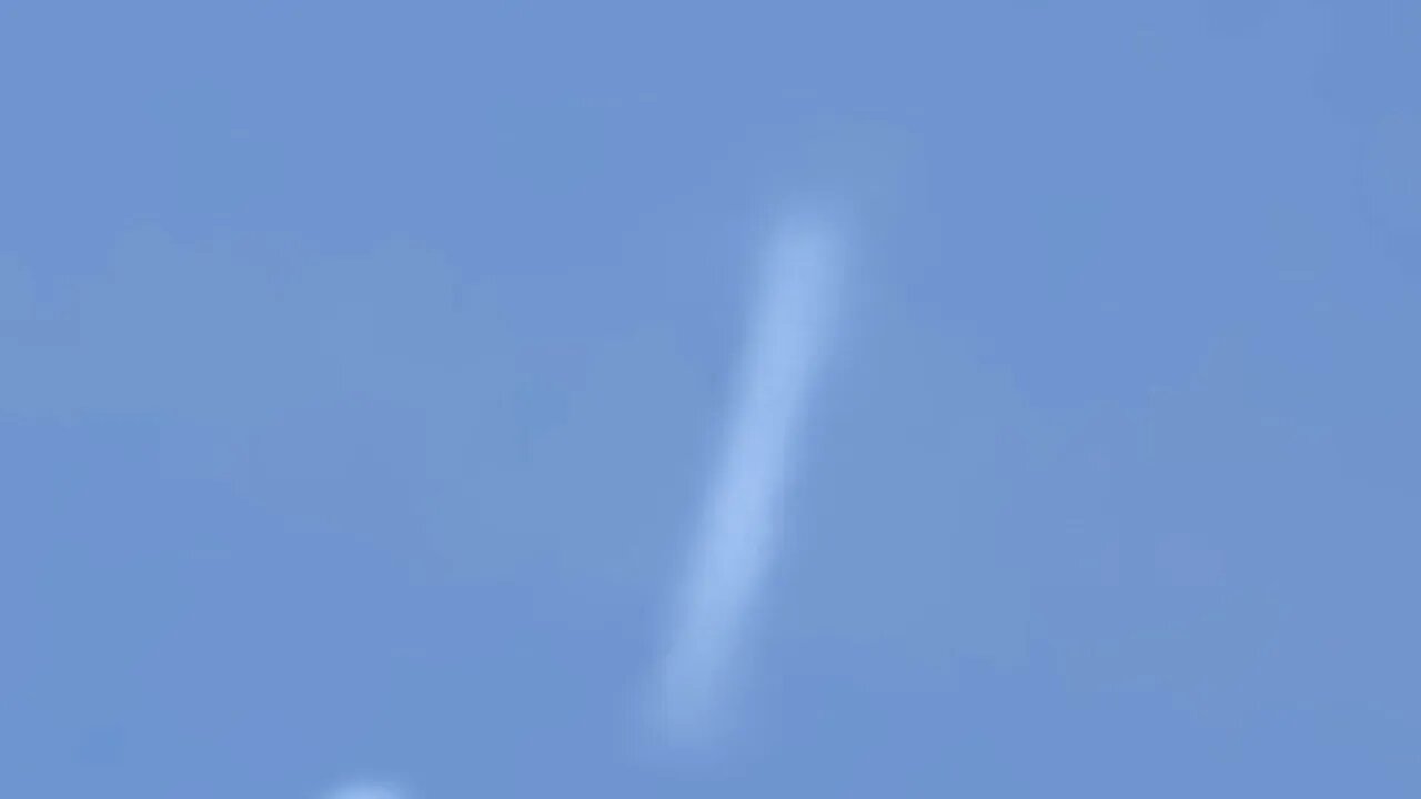 west bound jet gets Cigar UFO fly-by