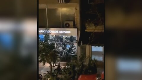 Αστυνομικοί δέρνουν καταστηματάρχη