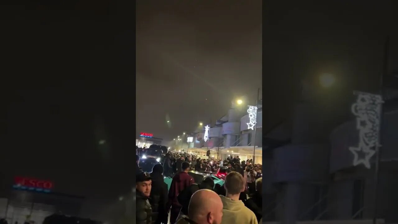 LAMBORGHINI DRAWING A CROWD