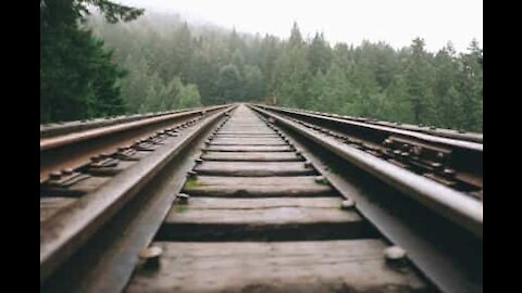 Uomo esce indenne dal passaggio di un treno