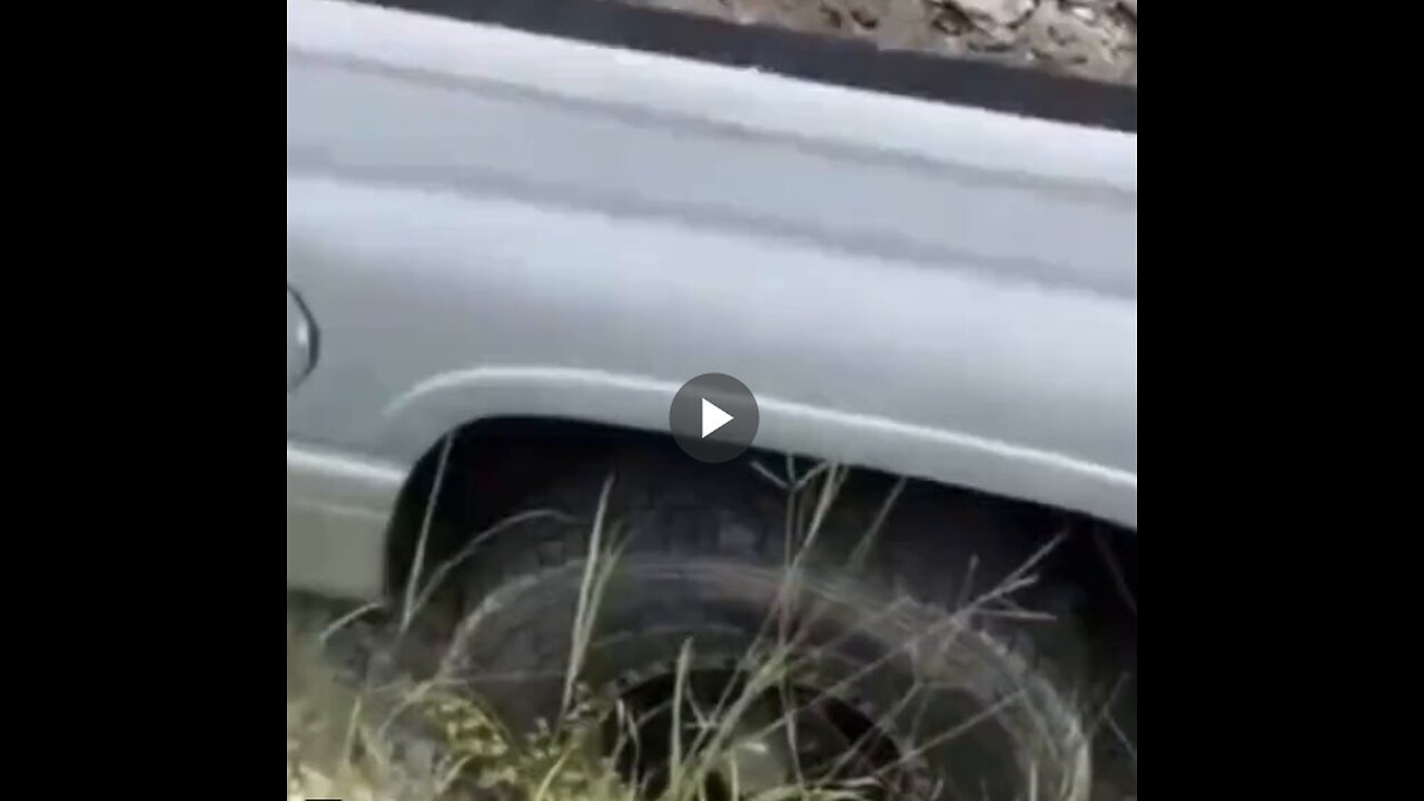 Local confronts two guys for dumping debris on a beach in Puerto Rico