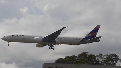 Boeing 777-300ER PT-MUD en approche finale avqant d'atterrir à Manaus depuis Guarulhos