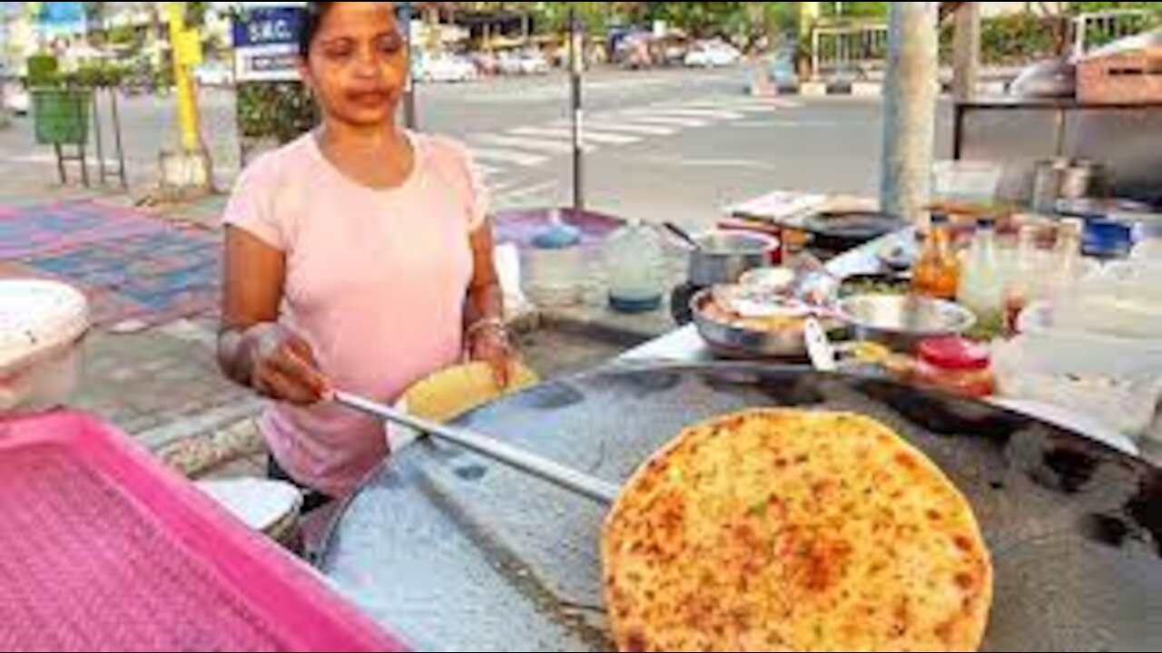 INDIAN Flying Kulchawala || INDIAN STREET FOOD IN MUMBAI.