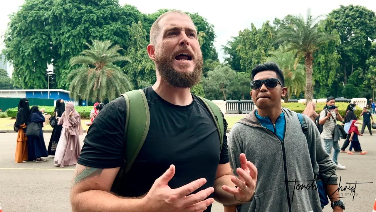 Many Indonesian Muslims hear about Jesus Christ at National Monument in Jakarta