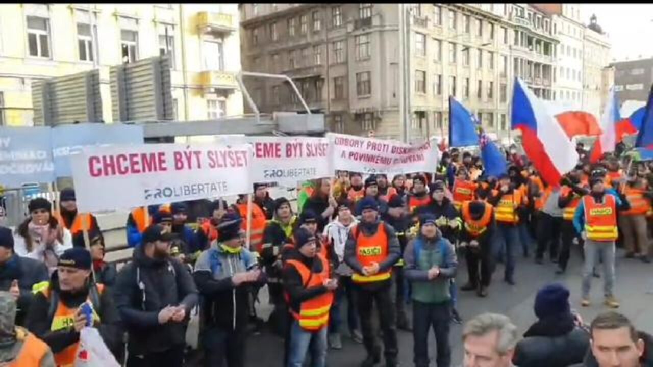 Prague | Police, Health Workers, Firefighters and the Public Unite to Protest Covid Mandates