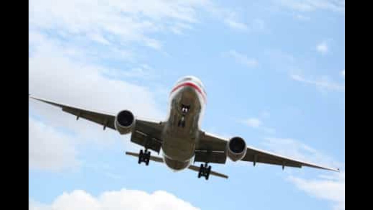 Un avion réalise un atterrissage périlleux lors d'une énorme tempête