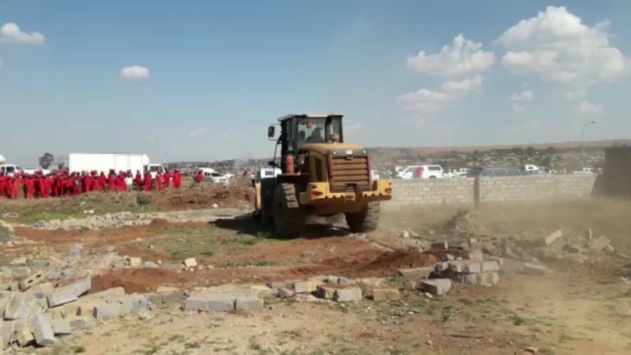 South Africa - Johannesburg - Lenasia grabs and illegal building demolished (video) (vEn)