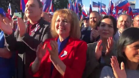 Residents of Lugansk with tears in their eyes meet the accession of the Republic to Russia