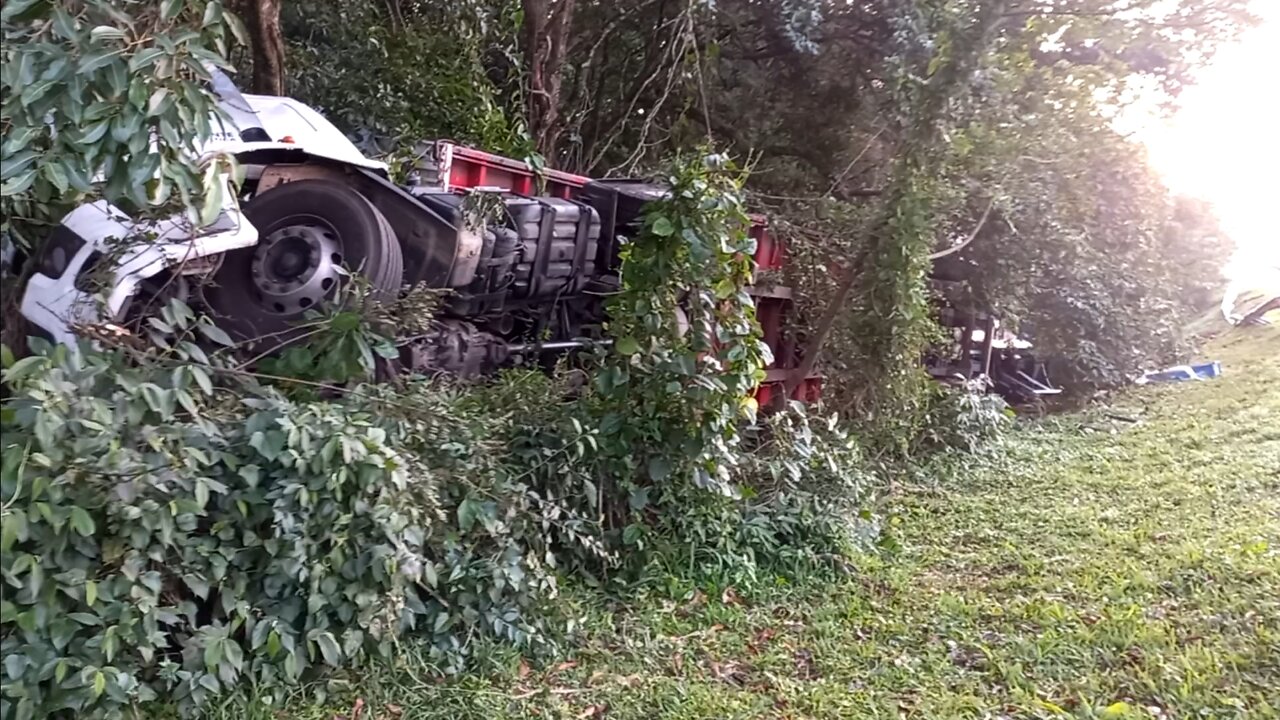 Carreta transportando peças pra GM tomba na Freeway durante a madrugada