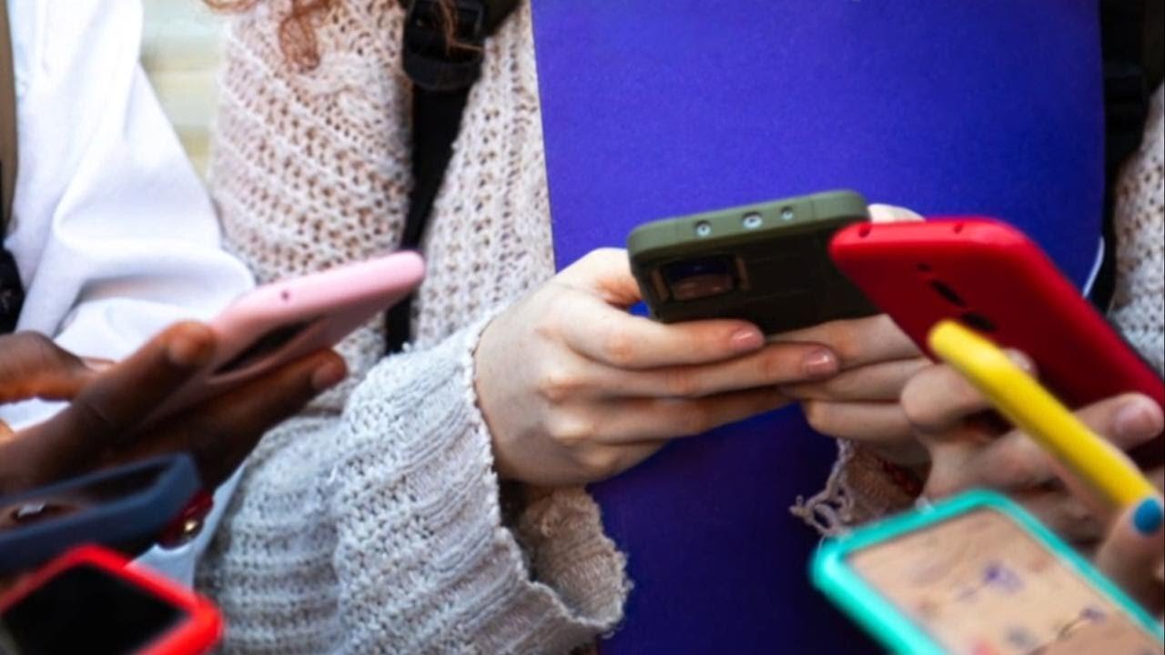 Schools get tough on cellphone use in class