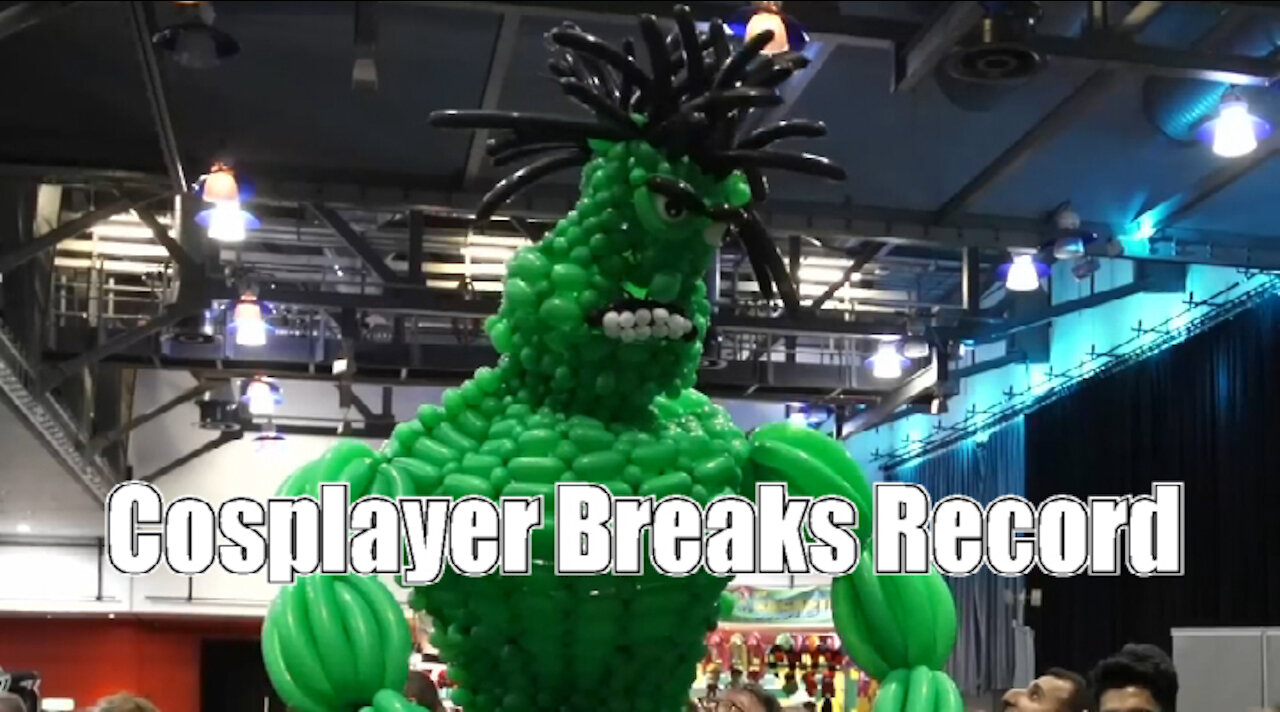 British Cosplayer🦸‍♀️ Breaks World Record with Balloon Hulk