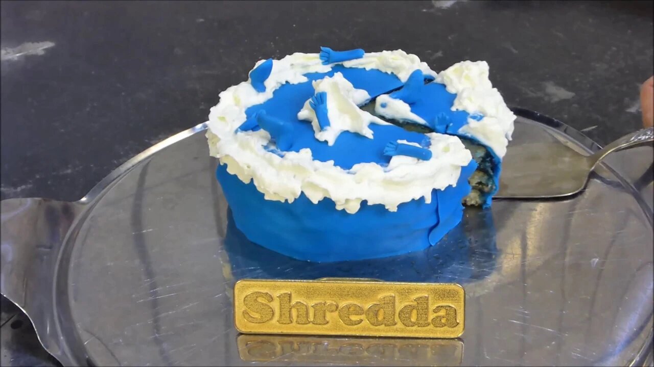 Baking with shredder Smurf cake ( shredding smurfs )