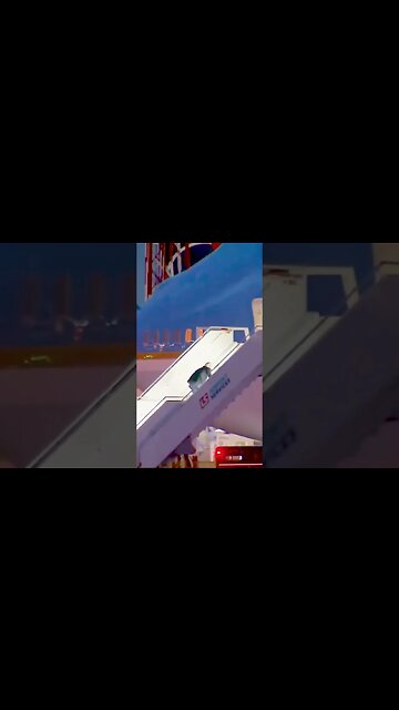 President Biden Falls Down Walking Up Steps Of Air Force One 🤯 #shorts #biden #memes