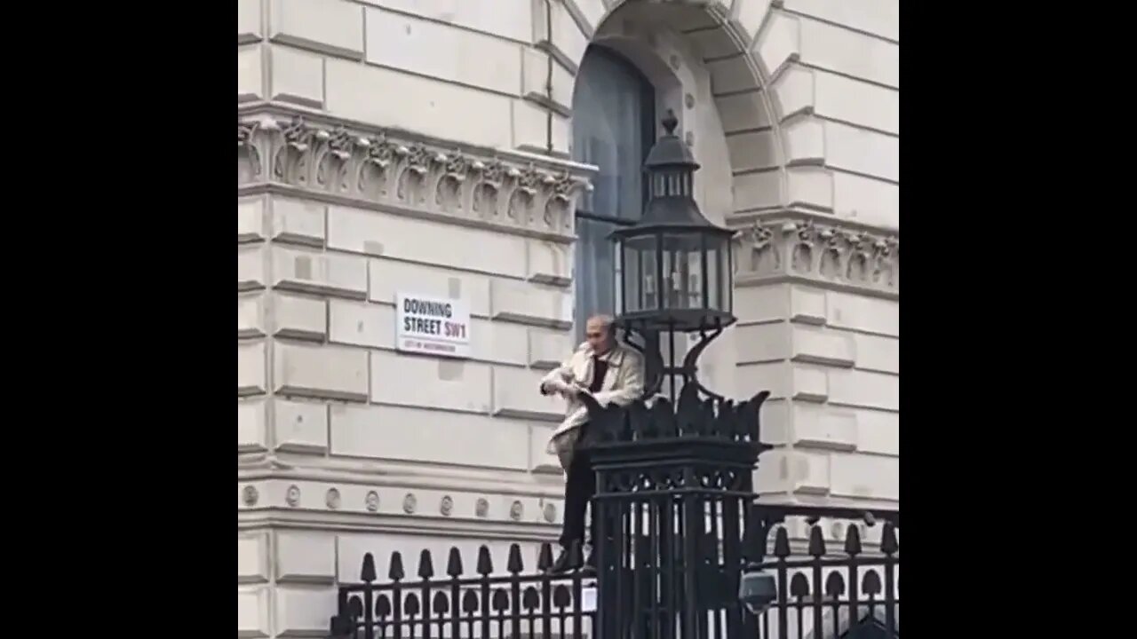 WHAT THIS GUY DOING !!!//