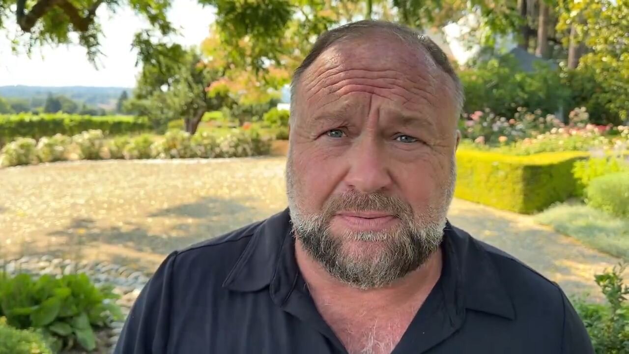 Alex Jones varuje Trumpa, že se ho po neúspěšném pokusu o zastřelení pokusí Deep State otrávit!