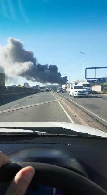 WATCH: Huge blaze rips through Pinetown shopping centre (5c8)
