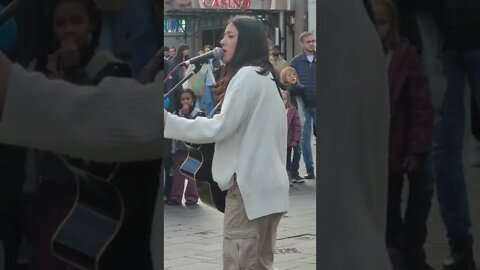 Leire sing hallelujah lecister Square #london
