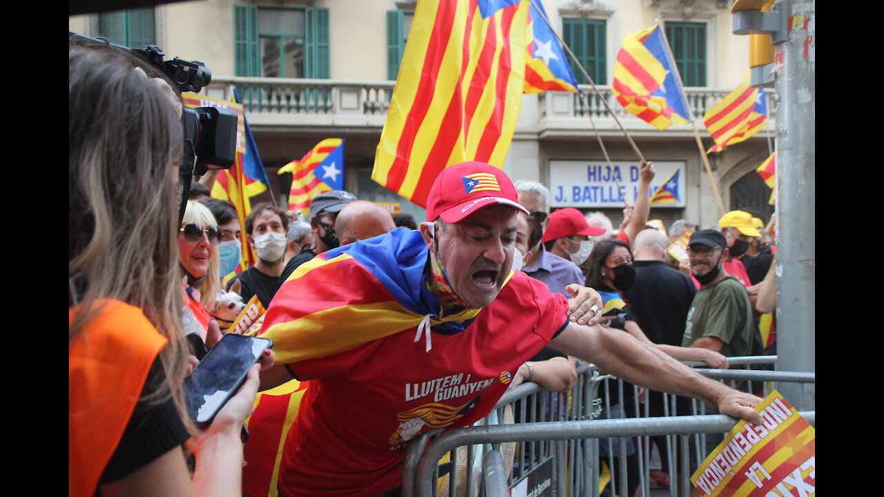 La manifestación independentista de la Diada acaba en violencia en Barcelona