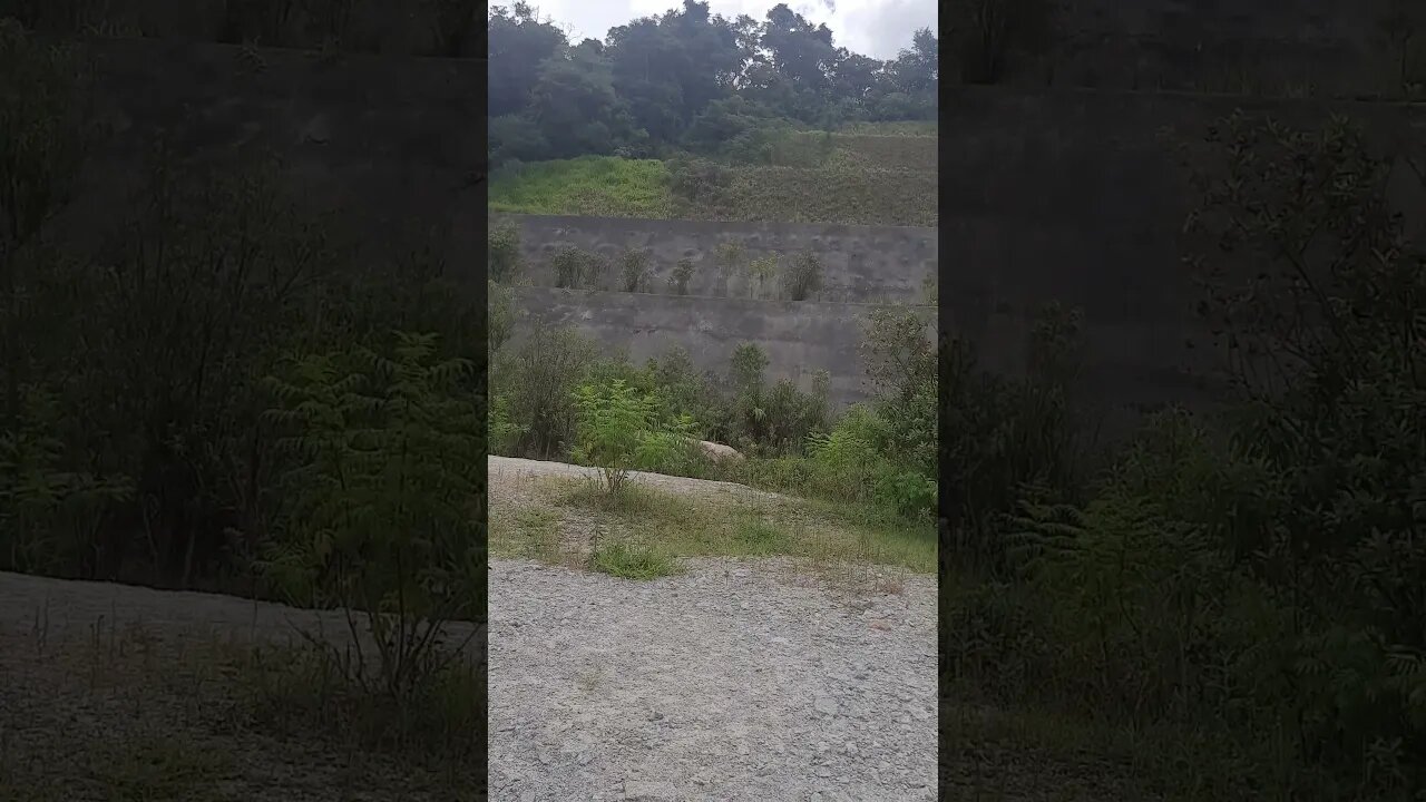 TUNEIS DO RODOANEL NORTE TRILHA CERCADA DE MATO E RESTOS DE OBRA E PEDRAS GRANDES NO LOCAL