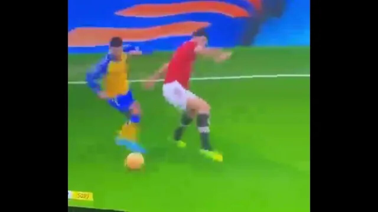 WTF defence is this maguire #maguire_no_look_defence😂