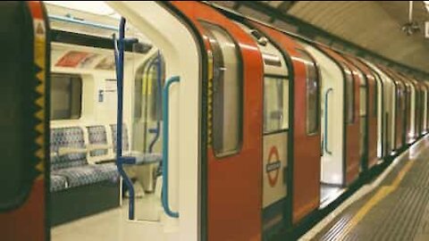 Ils recréent le métro de Londres dans leur salle de bain