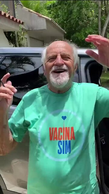 Aos 88 anos, ator Ary Fontoura é vacinado contra a Covid-19