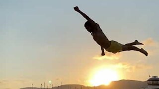 Jovens realizam acrobacias impressionantes na praia