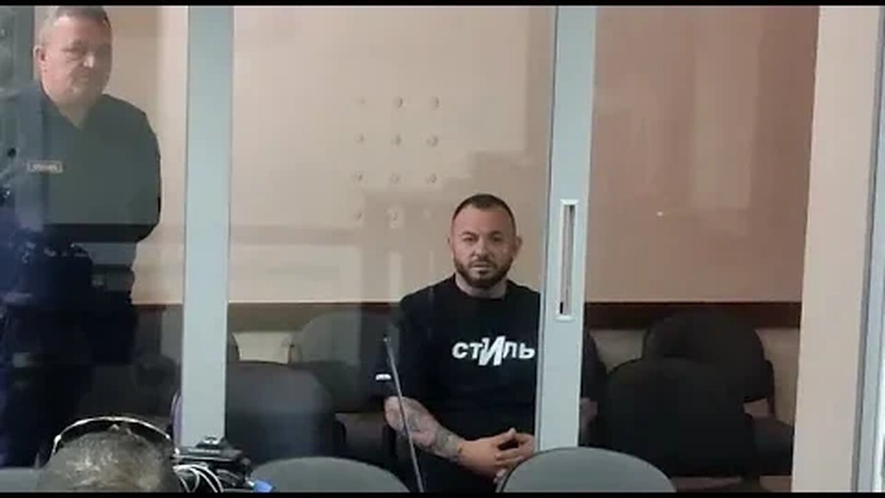 Me kokën ulur duke iu fshehur kamerave, del para gjykatës 39-vjeçari që përplasi familjen në Tiranë