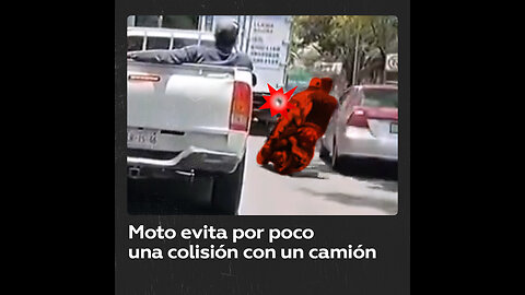 Una temeraria maniobra de un motociclista casi acaba en una tragedia
