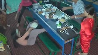 Mulher leva queda ao tirar foto de comida, que ainda cai em cima dela!