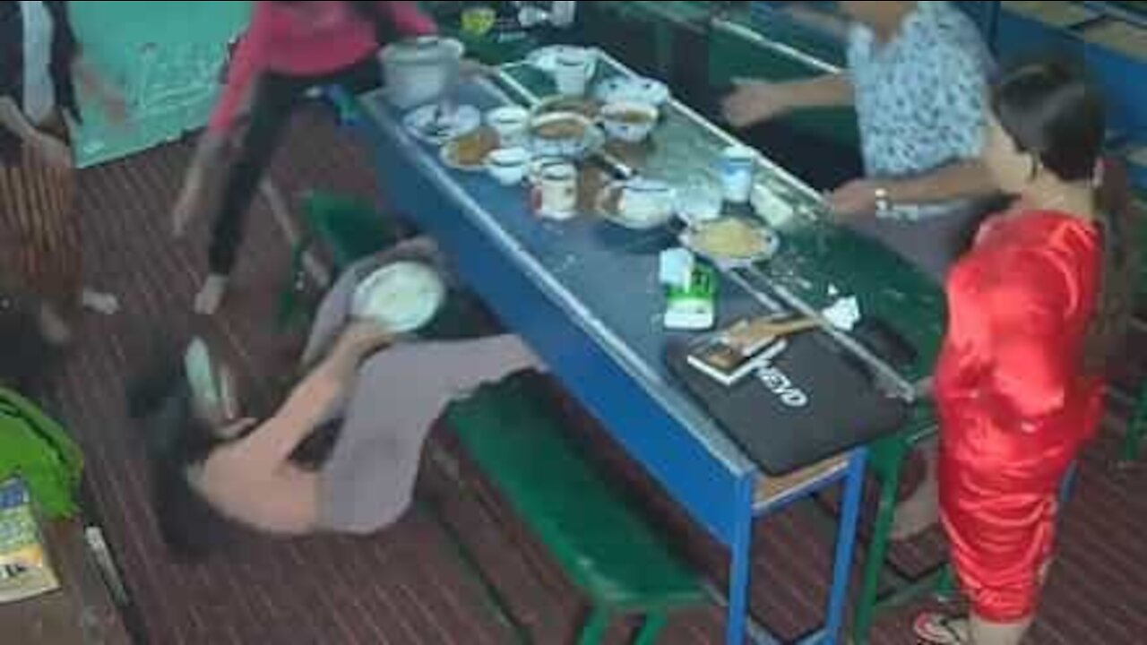 Mulher leva queda ao tirar foto de comida, que ainda cai em cima dela!