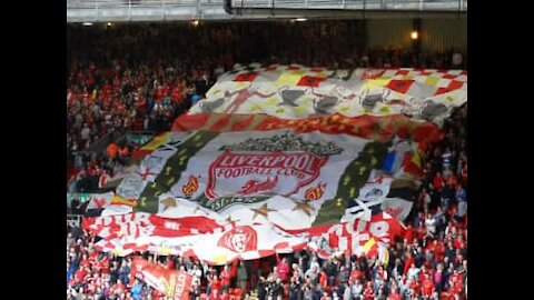 Les supporters de Liverpool chantent l'hymne du club