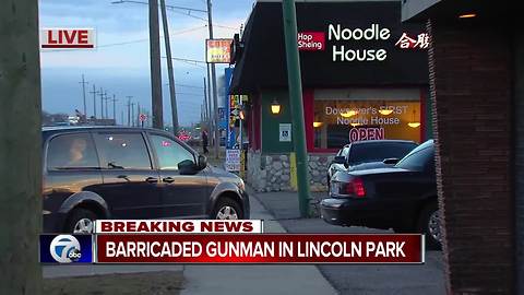 Police at scene of barricaded gunman inside restaurant in Lincoln Park