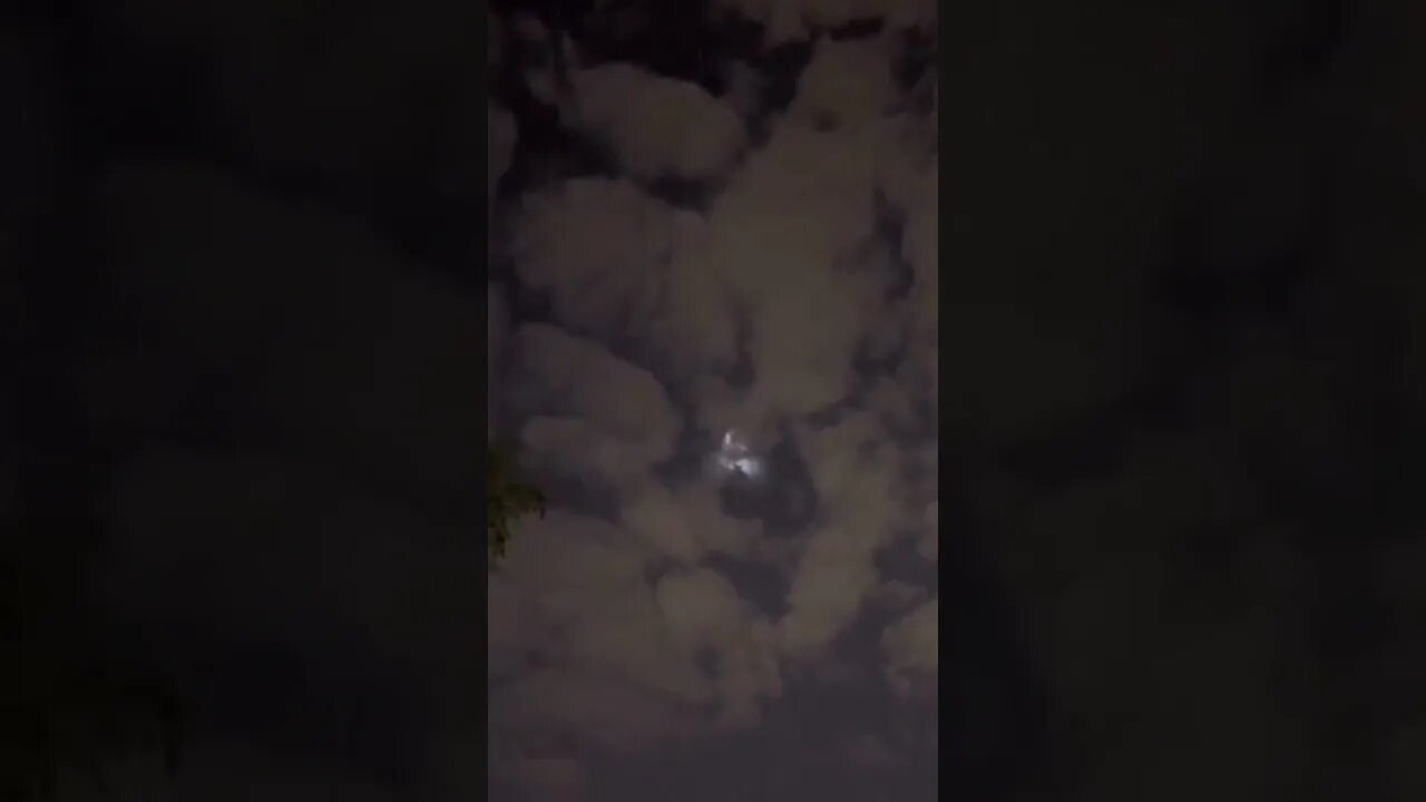 UFO Group of people capture a Strange Luminous Event Object moves through the Cluds at Night Mexico