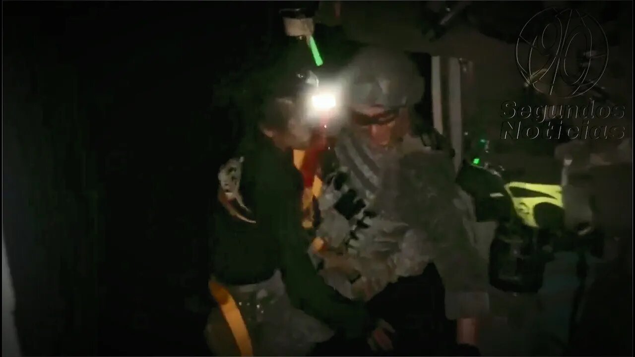 🎥Angustia en el aire: Comandos de la Fuerza Aérea evacuan a los menores en una maniobra arriesgada👇