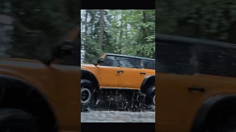 Look who likes the puddles🔥🔥Traxxas Trx4 Bronco 2021 rc in action #shorts #rc #traxxas #trending