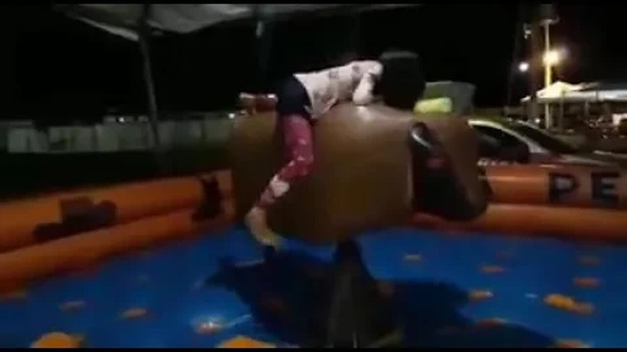 ALINE NO PARQUE DE EXPOSIÇÃO (BRINCANDO NO TOURO MECÂNICO)