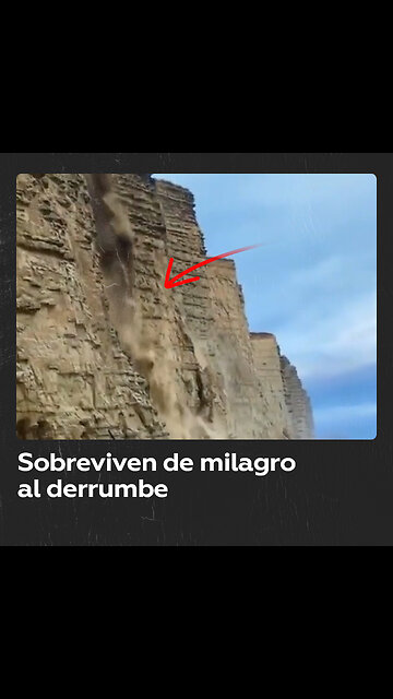 Bañistas se salvan del derrumbe de un acantilado