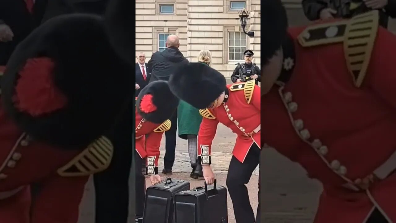 The kings guard and their suitcases #buckinghampalace