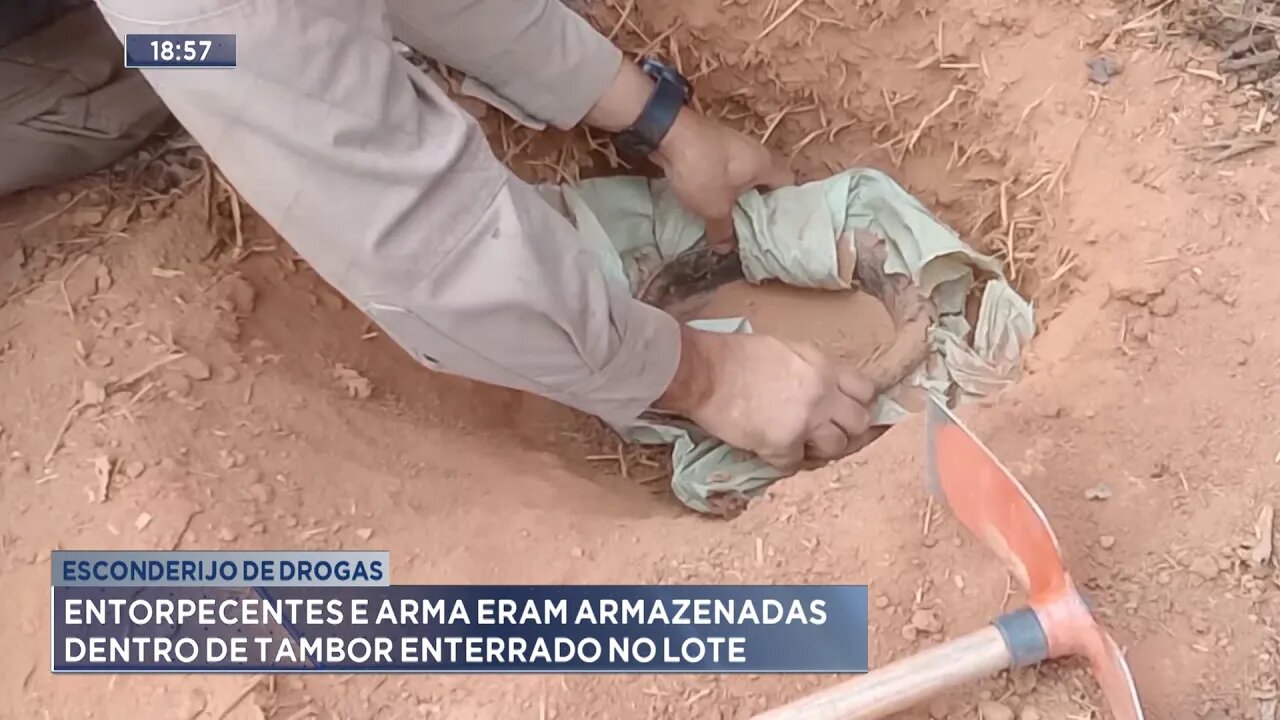 Esconderijo de drogas: Entorpecentes e arma eram armazenados dentro de tambor enterrado em lote.