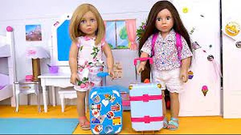 Doll Sisters Packing Travels Bags for Summer Vacation - Play Toys Compilation