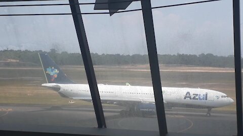 Airbus A330 PR-AIZ taxiando antes de decolar para Manaus