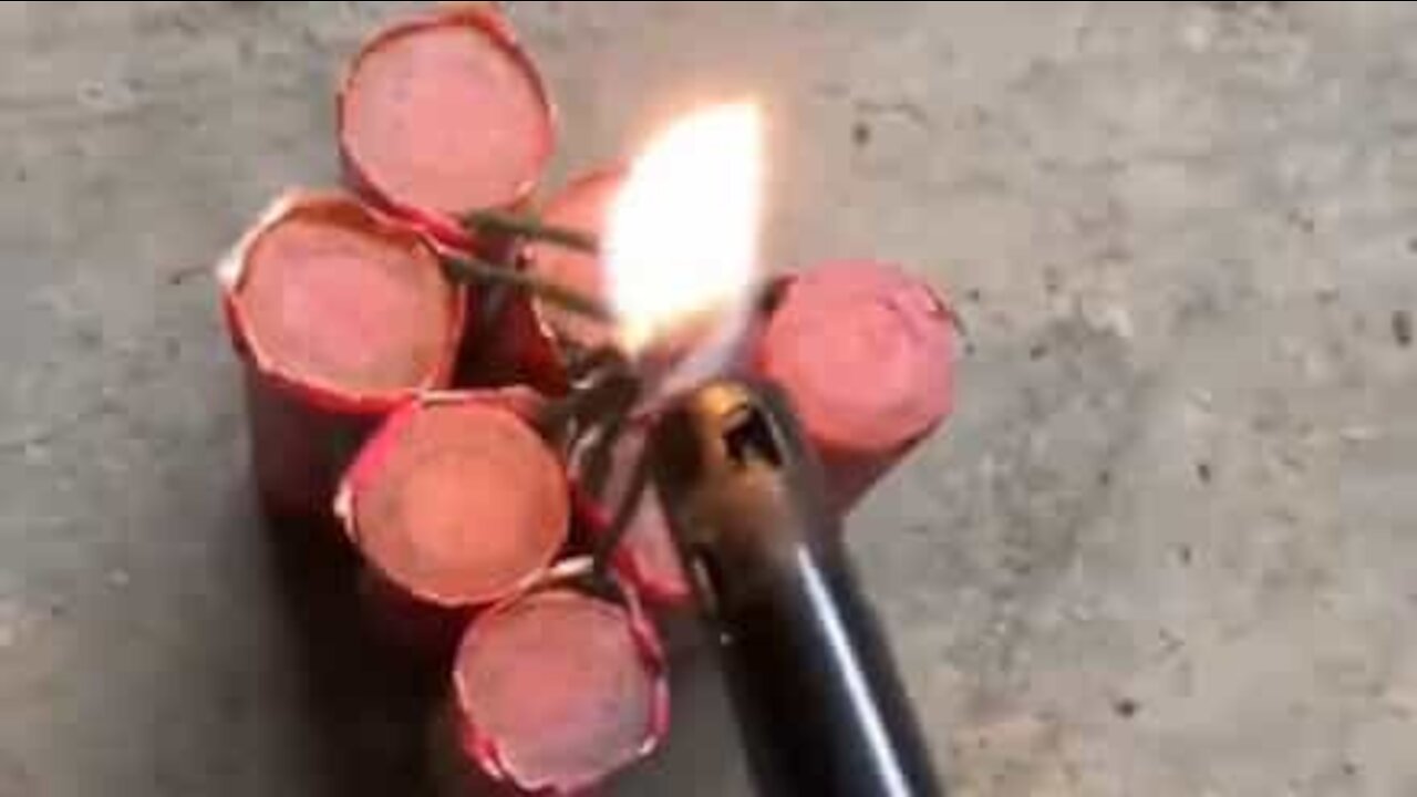 Jovem leva susto com fogos de artifício misterioso!
