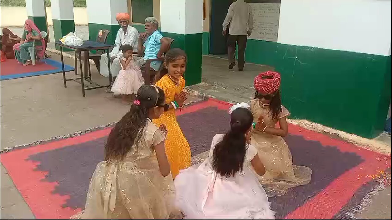 Small Child in Very nace dance