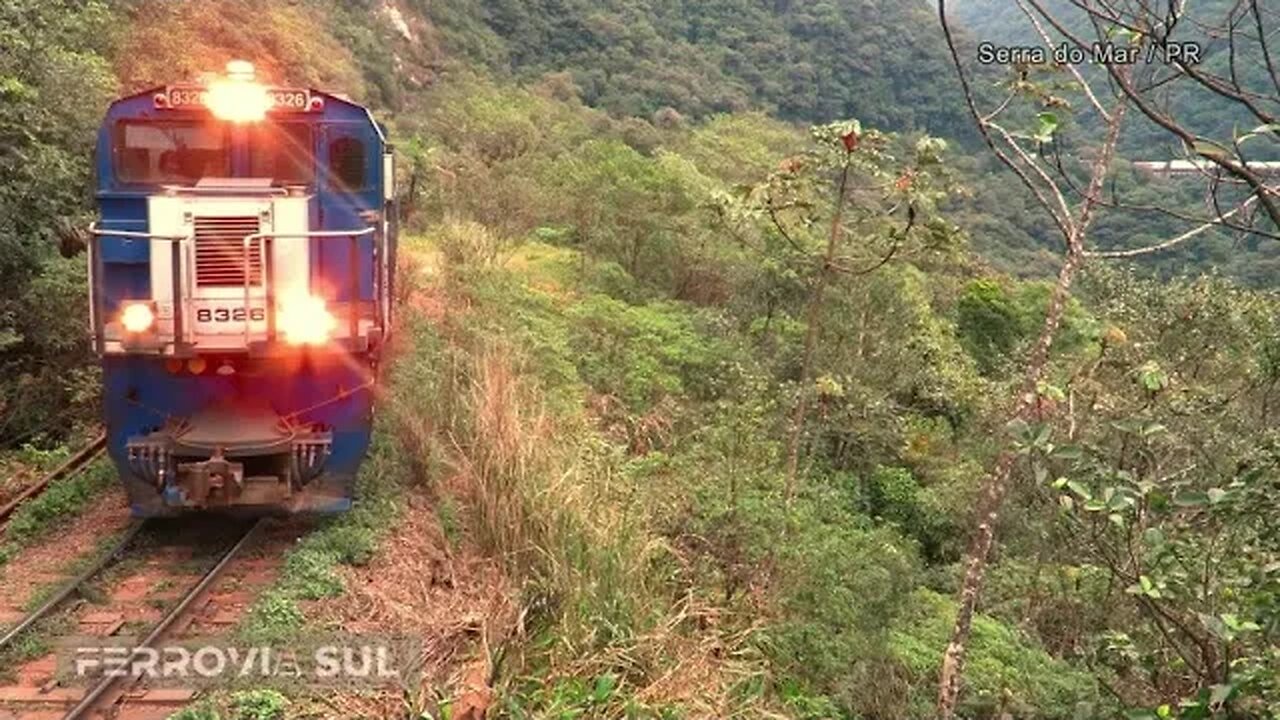 Trem da Rumo com locomotivas ES43BBi descendo a serra do mar