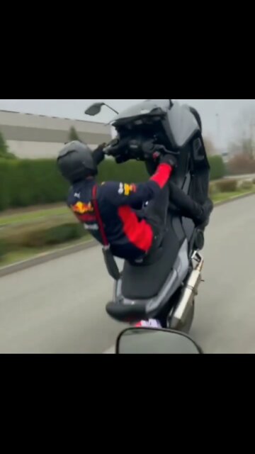 Yamaha Tmax 530 CC stand on one wheel🛵