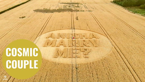 Man proposes to sci-fi fan girlfriend in a CROP CIRCLE