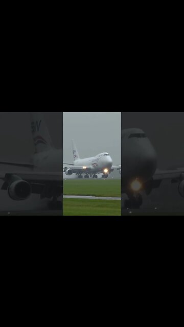 💧Boeing 747 on wet runway