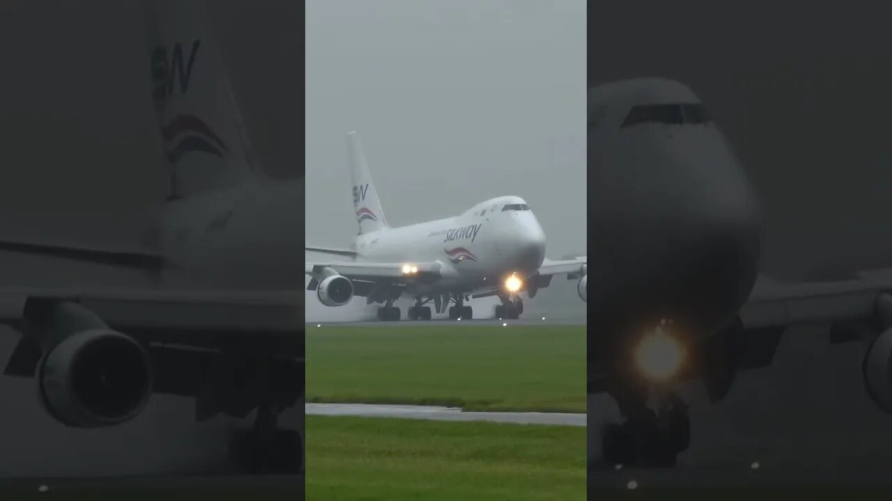 💧Boeing 747 on wet runway